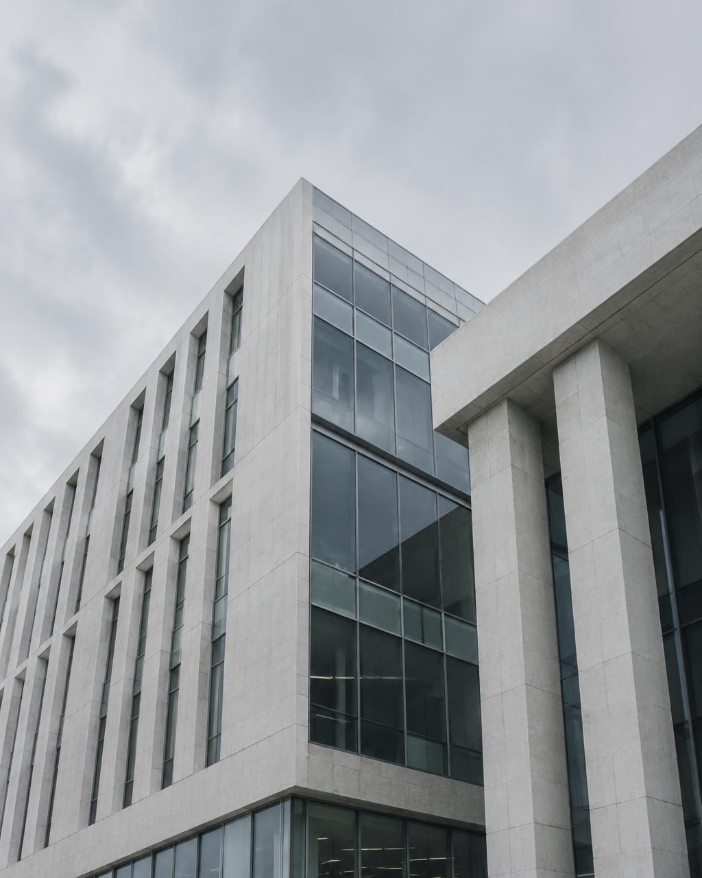 Facciata di un edificio istituzionale moderno